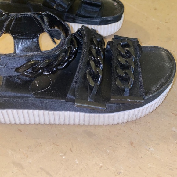 Kyle and Kendal platform chain sandals - Picture 2 of 7